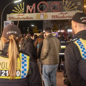 An den Eingängen zum Dom stehen Sicherheitskräfte und kontrollieren stichprobenartig die Domgäste. Auch Polizisten sind vor Ort.