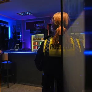 Einsatzkräfte der Polizei durchsuchten am Freitagabend Vereine und Kneipen in der Harburger Innenstadt.