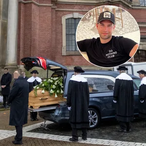 Menschen vor dem Michel