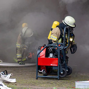 Im Norden: Flammen von brennenden Schuppen drohen auf haus überzugreifen – Großeinsatz der Feuerwehr