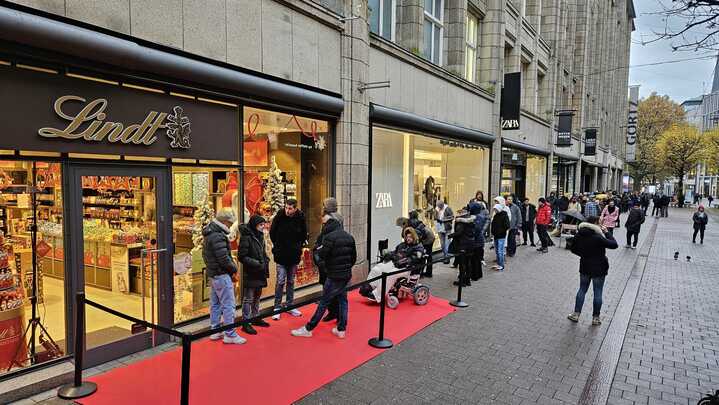 Ansturm auf die Dubai-Schokolade: Die lange Schlange vor dem „Lindt“-Store an der Spitalerstraße in Hamburg.