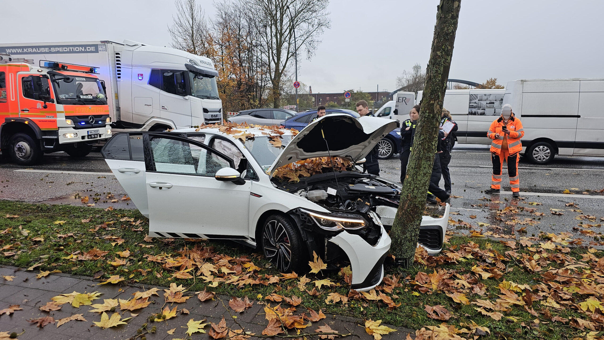 Der VW Golf GTI prallte gegen einen am Fahrbahnrand stehenden Baum.