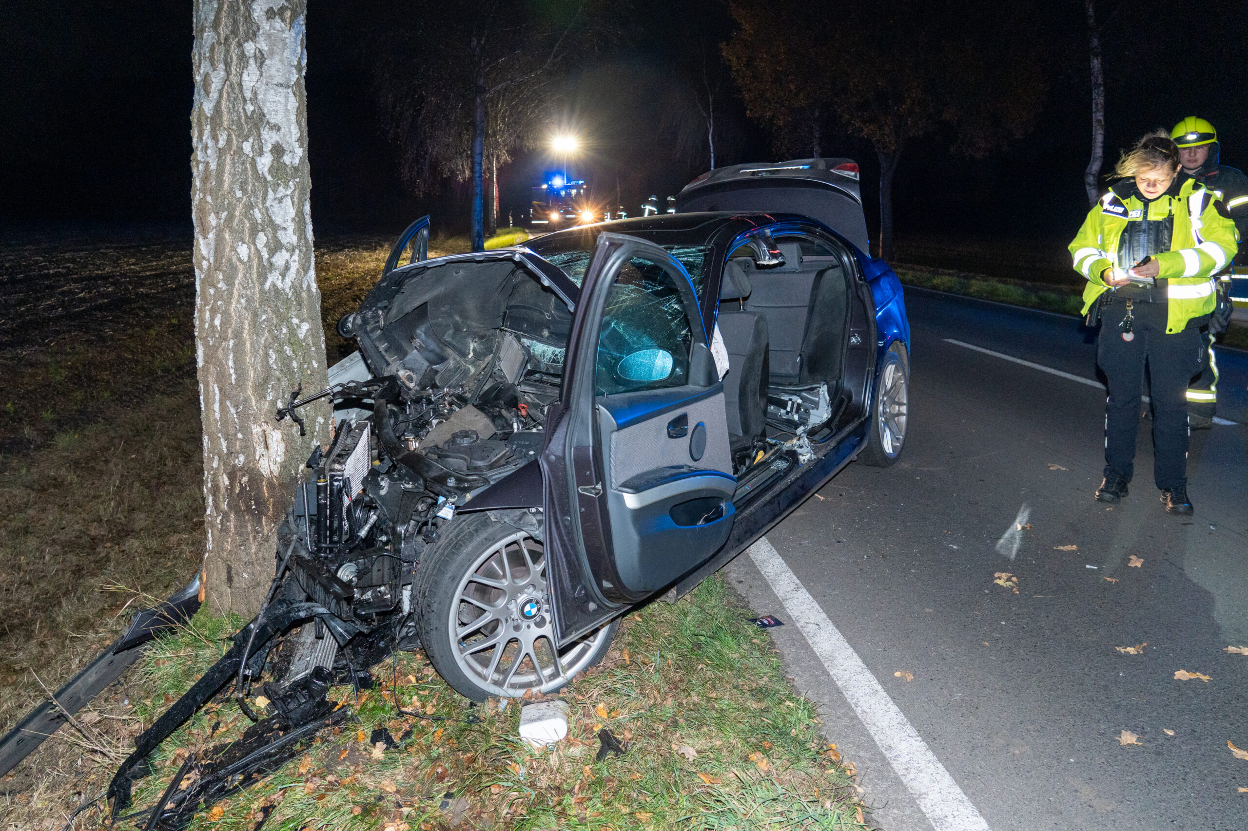 B71 bei Hemslingen: Feuerwehrleute mussten den schwer verletzten Fahrer aus dem Wrack befreien.