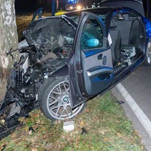 B71 bei Hemslingen: Feuerwehrleute mussten den schwer verletzten Fahrer aus dem Wrack befreien.