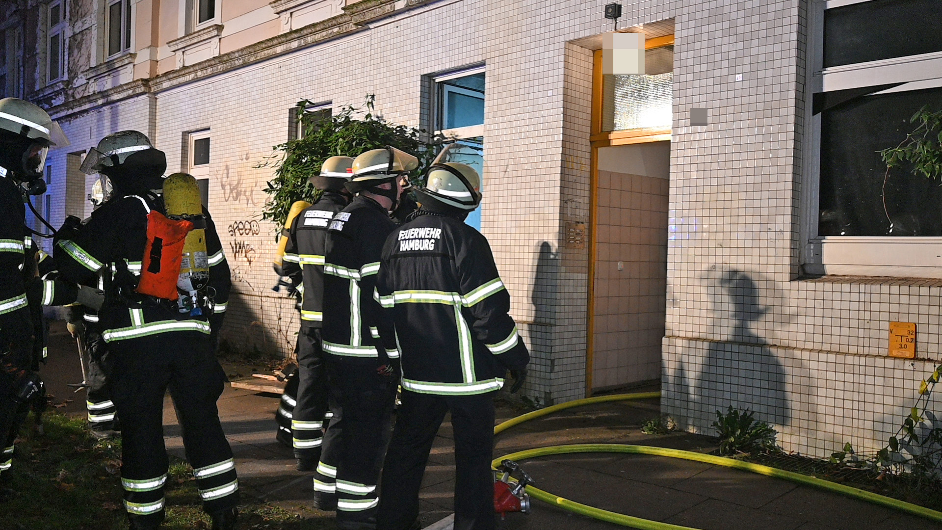 Haustür in Flammen – Polizei ermittelt nach Brandstiftung in Wohnhaus in Wilhelsmburg