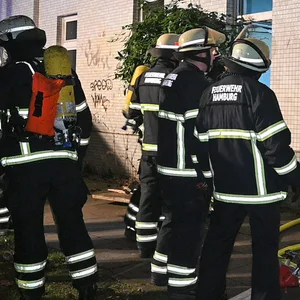 Haustür in Flammen – Polizei ermittelt nach Brandstiftung in Wohnhaus in Wilhelsmburg