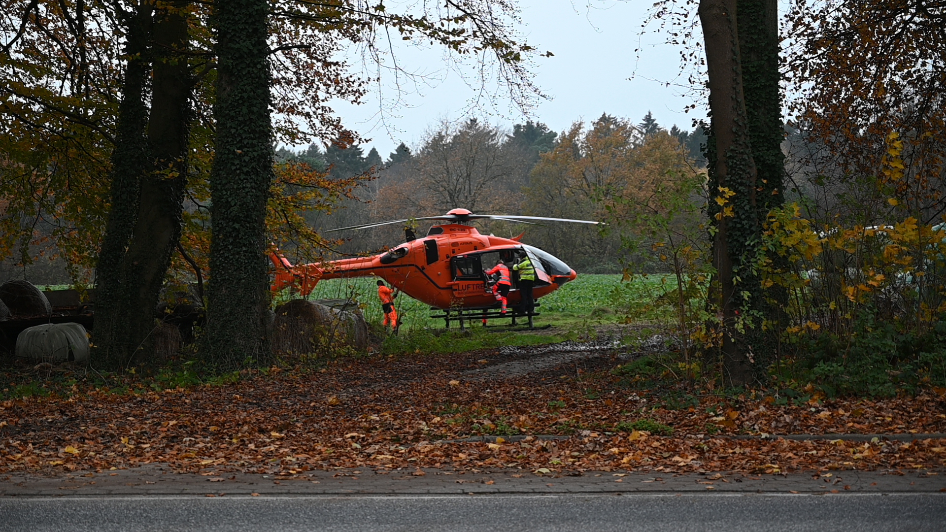 Mann bricht auf Reiterhof in Dach ein und stürzt fünf Meter in die Tiefe – Rettungshubschrauber im Einsatz