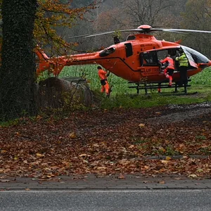 Mann bricht auf Reiterhof in Dach ein und stürzt fünf Meter in die Tiefe – Rettungshubschrauber im Einsatz