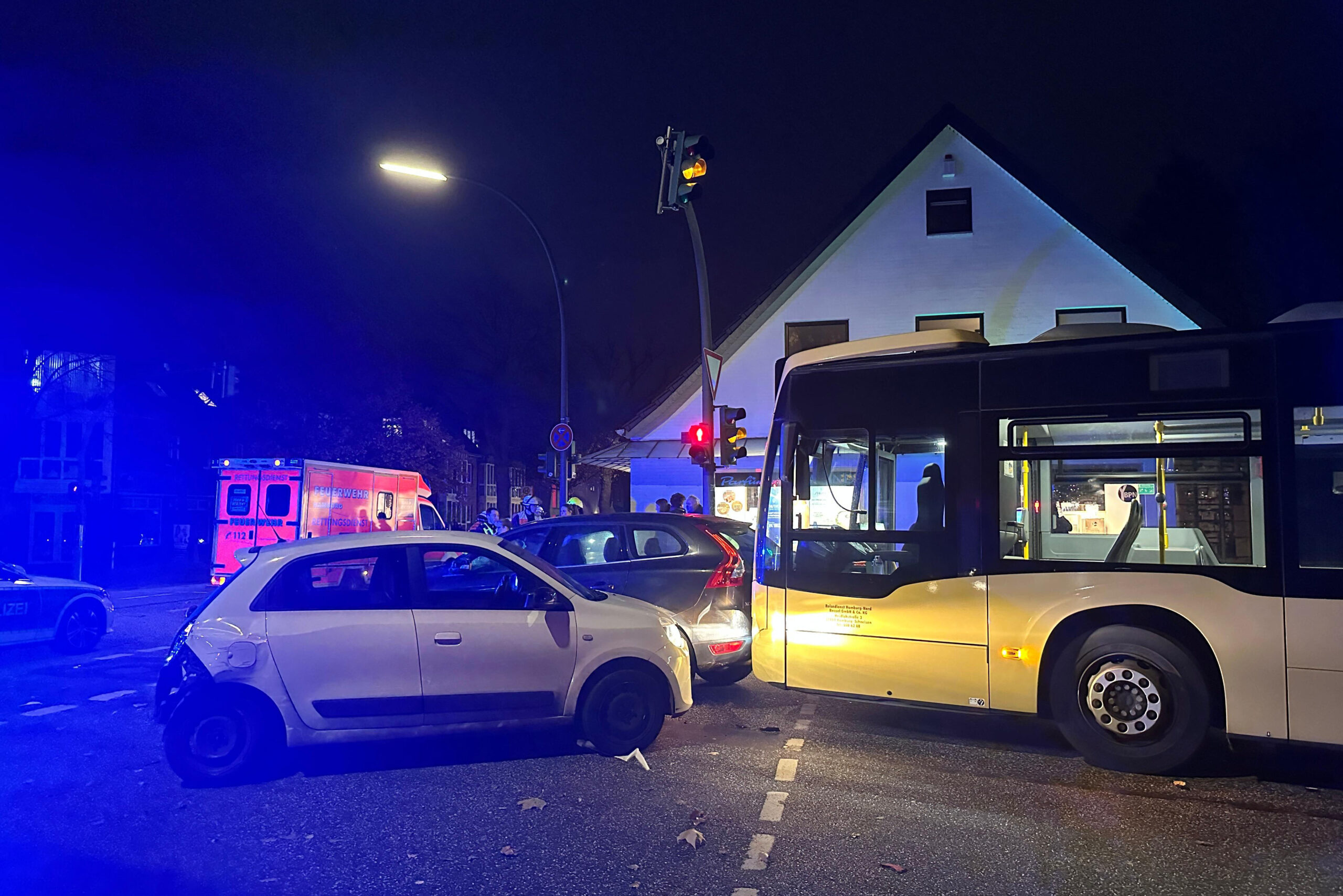 Auf der Kreuzung Oldesloer Straße/ Frohmestraße kam es zu einem Unfall mit mehreren Fahrzeugen.