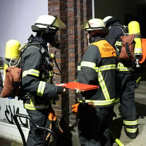 Beim Flüchten der Anwohner durchs Treppenhaus ins freie, atmeten insgesamt 8 Personen Rauchgas ein und wurden verletzt.