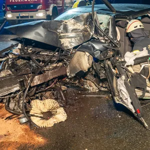 Auto völlig zerstört