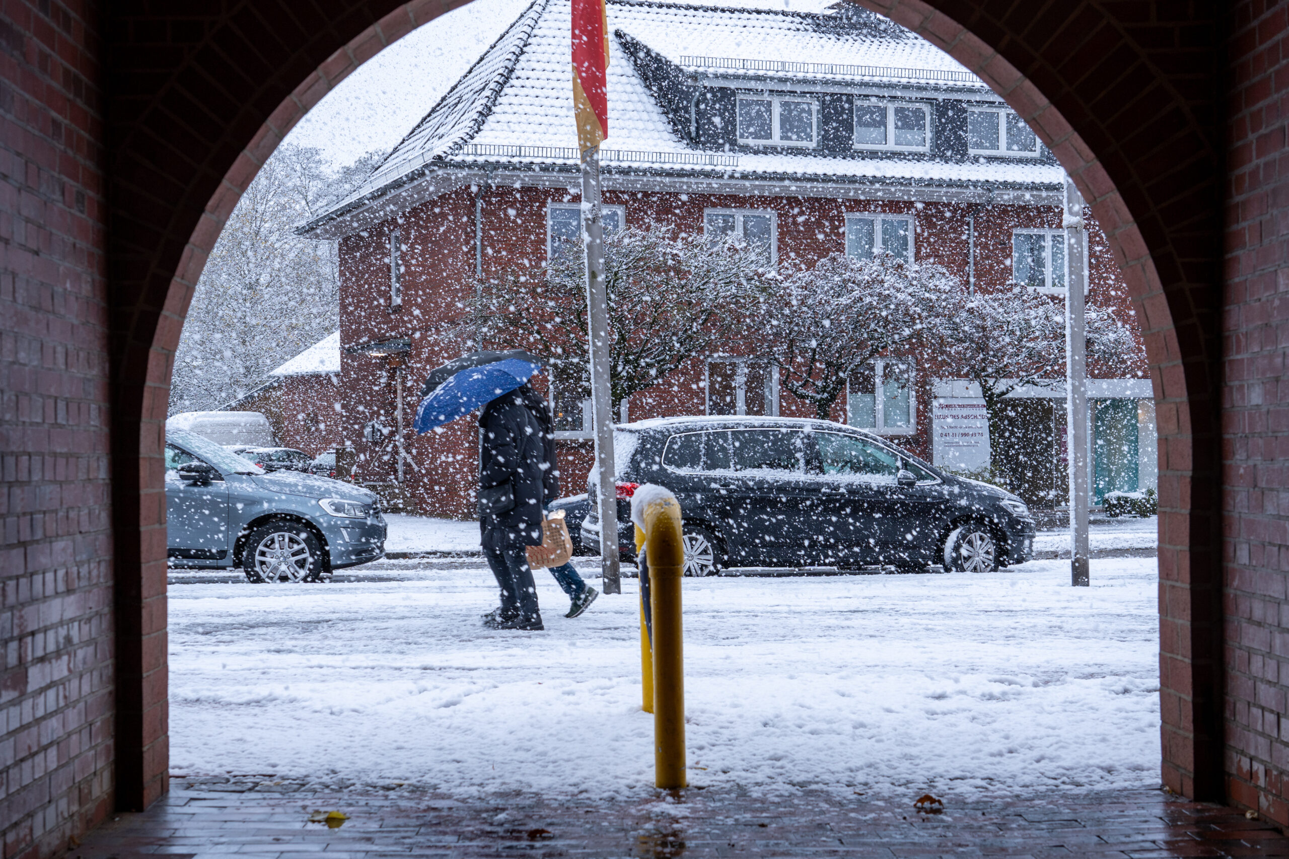 Mann läuft im Schnee