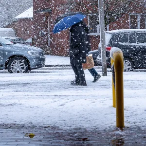 Mann läuft im Schnee