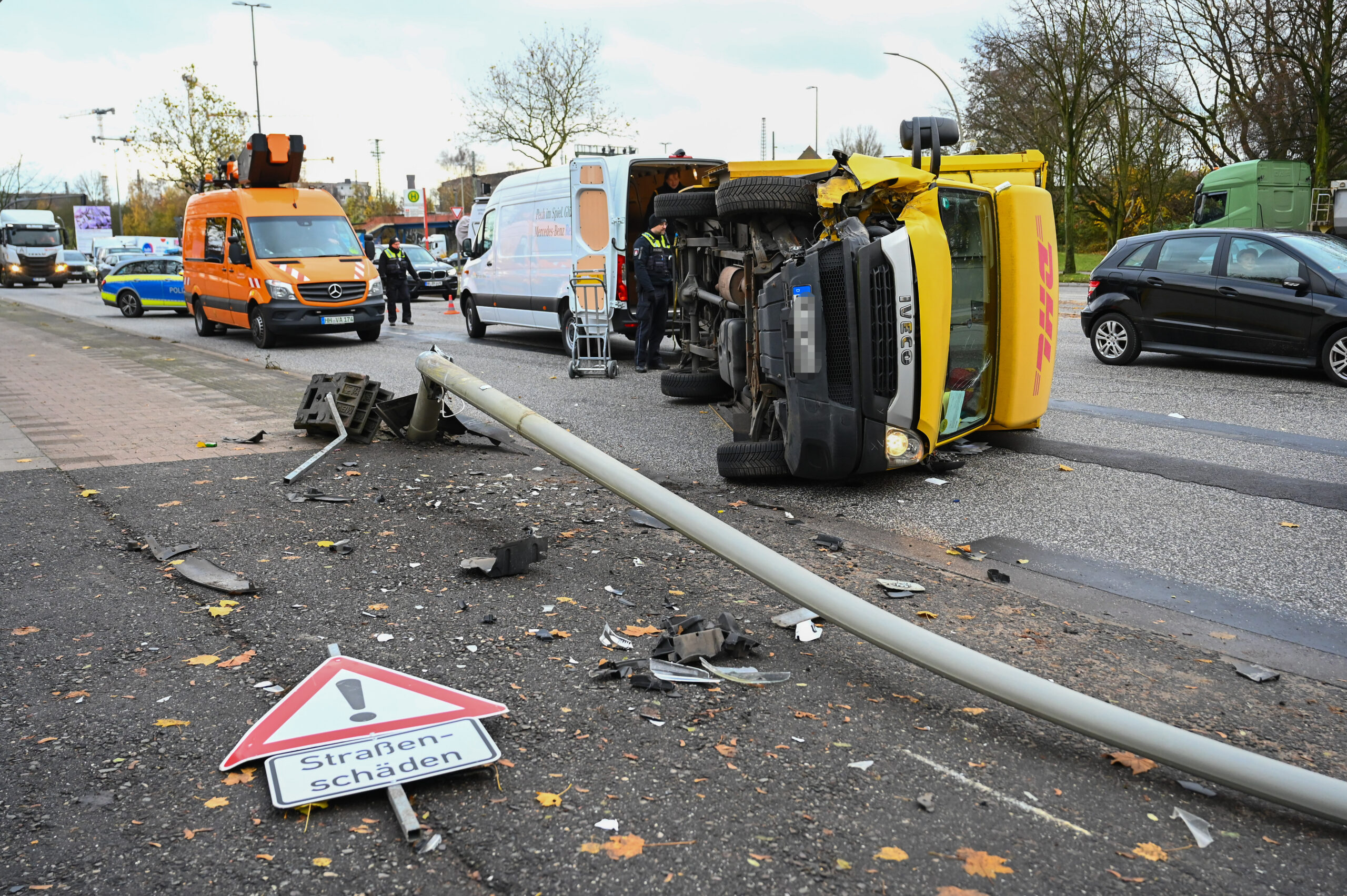 Das Fahrzeug zerstörte die Laterne und kippte auf die Seite.