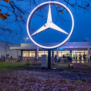 Der Mercedes-Stern vor der Kantine in Heimfeld