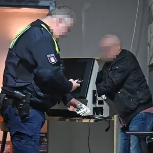 Die Polizei stellte bei der Durchsuchung Spielautomaten, Bargeld und Drogen sicher.