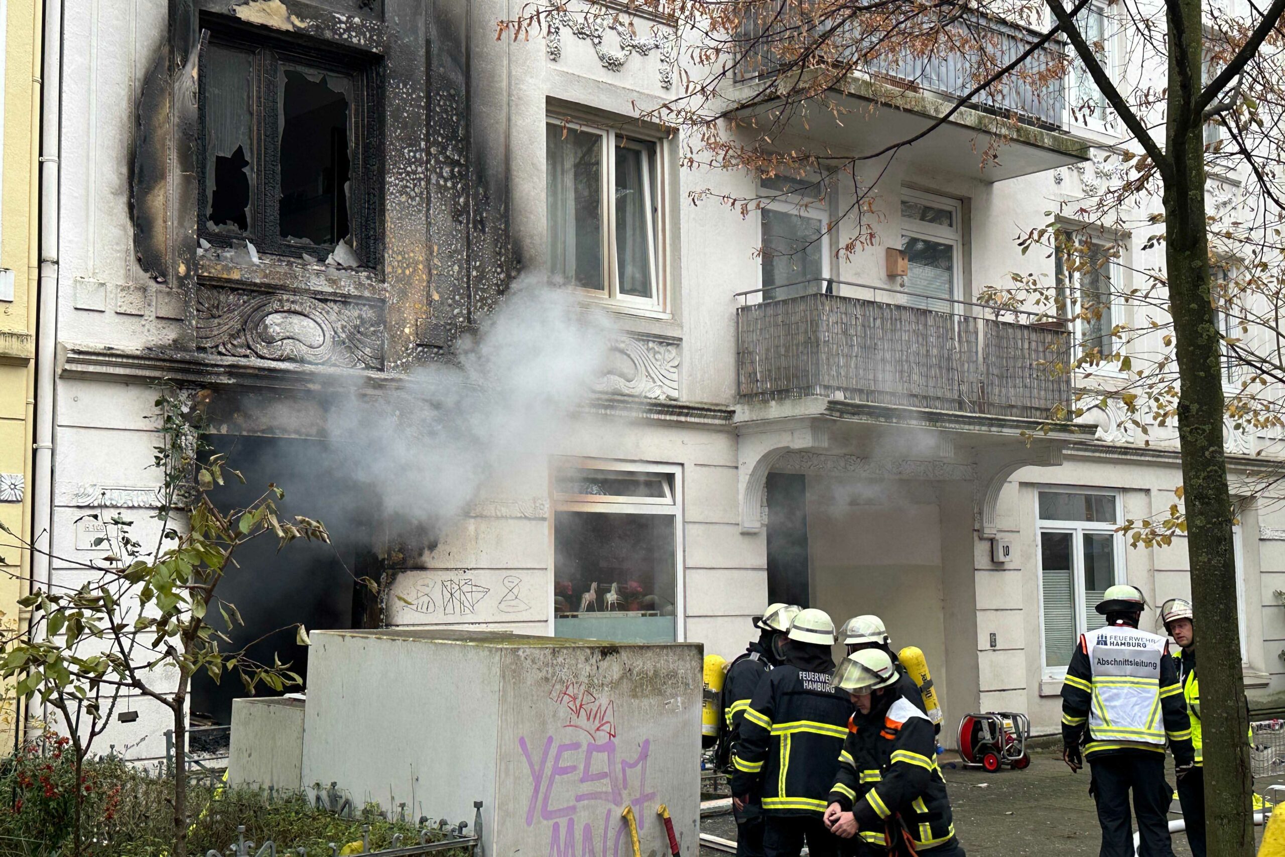 Die Fassade des Hauses wurde durch das Feuer stark in Mitleidenschaft gezogen.