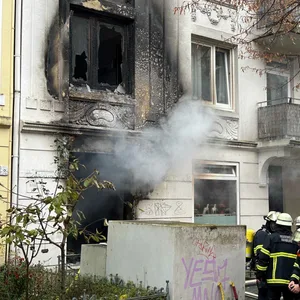 Die Fassade des Hauses wurde durch das Feuer stark in Mitleidenschaft gezogen.
