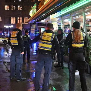 Die Polizei konnte mögliche Täter und Zeugen vor Ort festhalten.