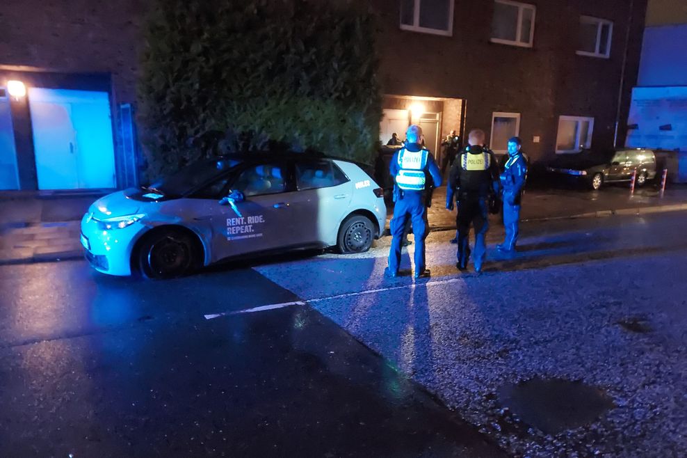 In Harburg stoppte die Polizei einen flüchtigen Autofahrer mit einer Straßensperre.