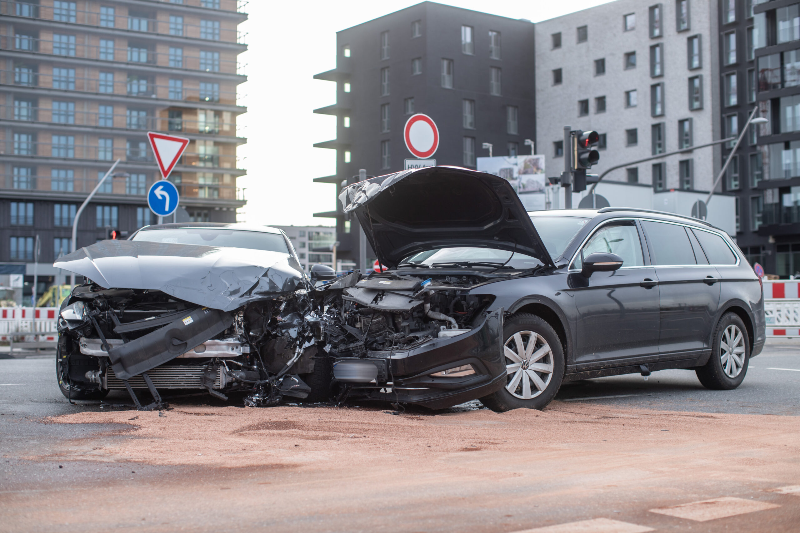 Der Audi soll verbotswidrig auf die Versmannstraße eingebogen sein.