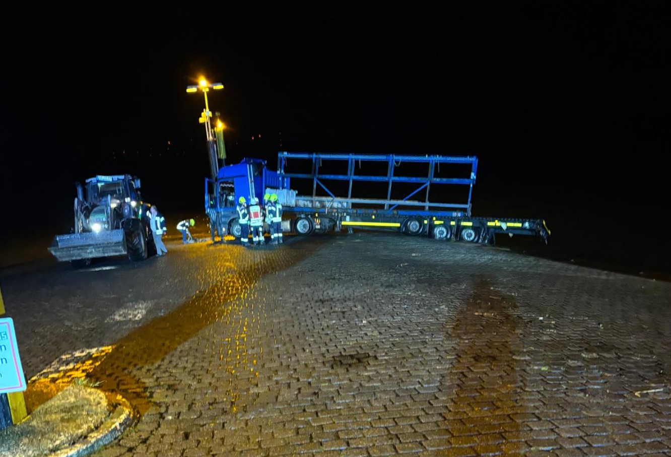 Der Auflieger des Sattelzuges hängt über der Mauer des Fähranlegers in Sandstedt (Landkreis Cuxhaven).