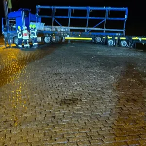 Der Auflieger des Sattelzuges hängt über der Mauer des Fähranlegers in Sandstedt (Landkreis Cuxhaven).