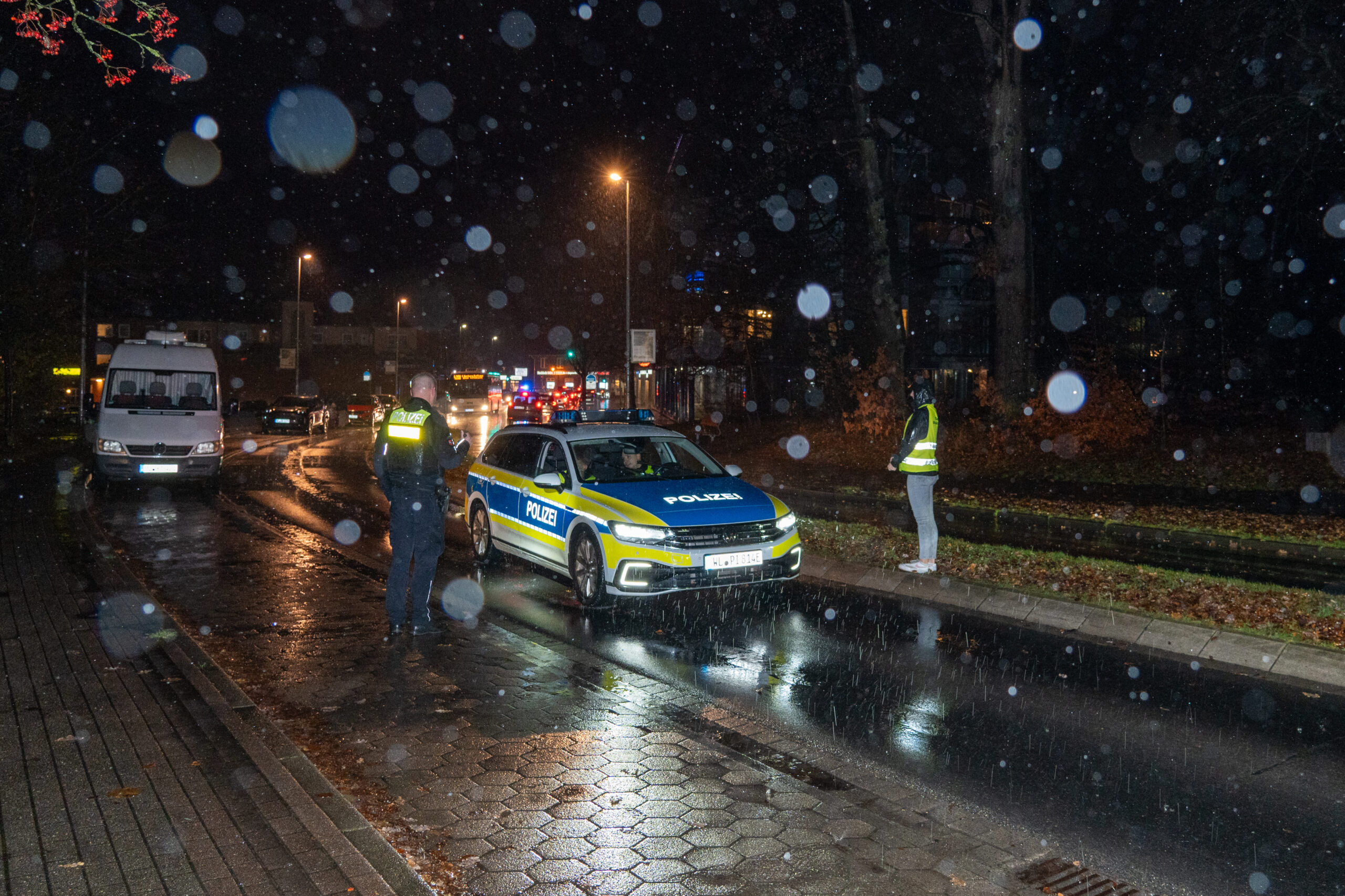 Die Straße in Buchholz in der Nordheide nach Abtransport des Unfallfahrzeugs.