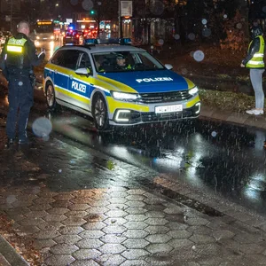 Die Straße in Buchholz in der Nordheide nach Abtransport des Unfallfahrzeugs.