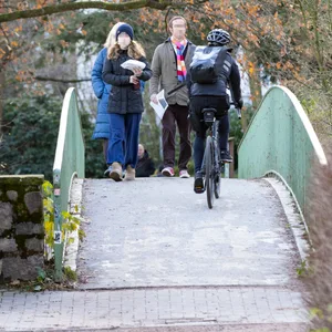 Auf der schmalen Brücke kommen sich Spaziergänger und Radfahrer schnell in die Quere.