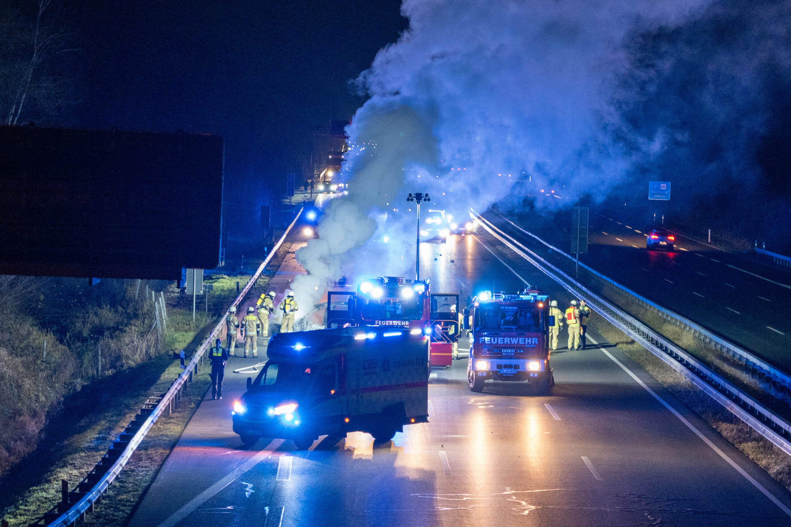 Brennendes Auto auf der Autobahn