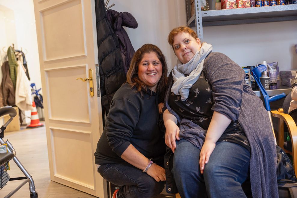 Michelle (35, rechts) mit der zweiten Vereinsvorsitzenden Annikka Möller bei der Adventsaktion am Hans-Albers-Platz.