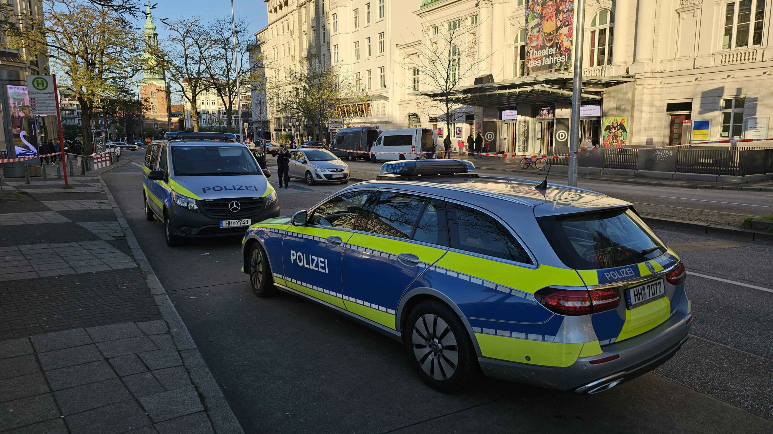 Polizeiwagen sind an der Unfallstelle vor dem Deutschen Schauspielhaus.