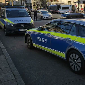 Polizeiwagen sind an der Unfallstelle vor dem Deutschen Schauspielhaus.