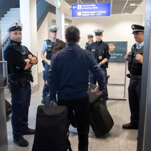 Mann zahlte keinen Unterhalt. Als er in den Urlaub fliegen wollte, wird er am Hamburger Flughafen festgenommen