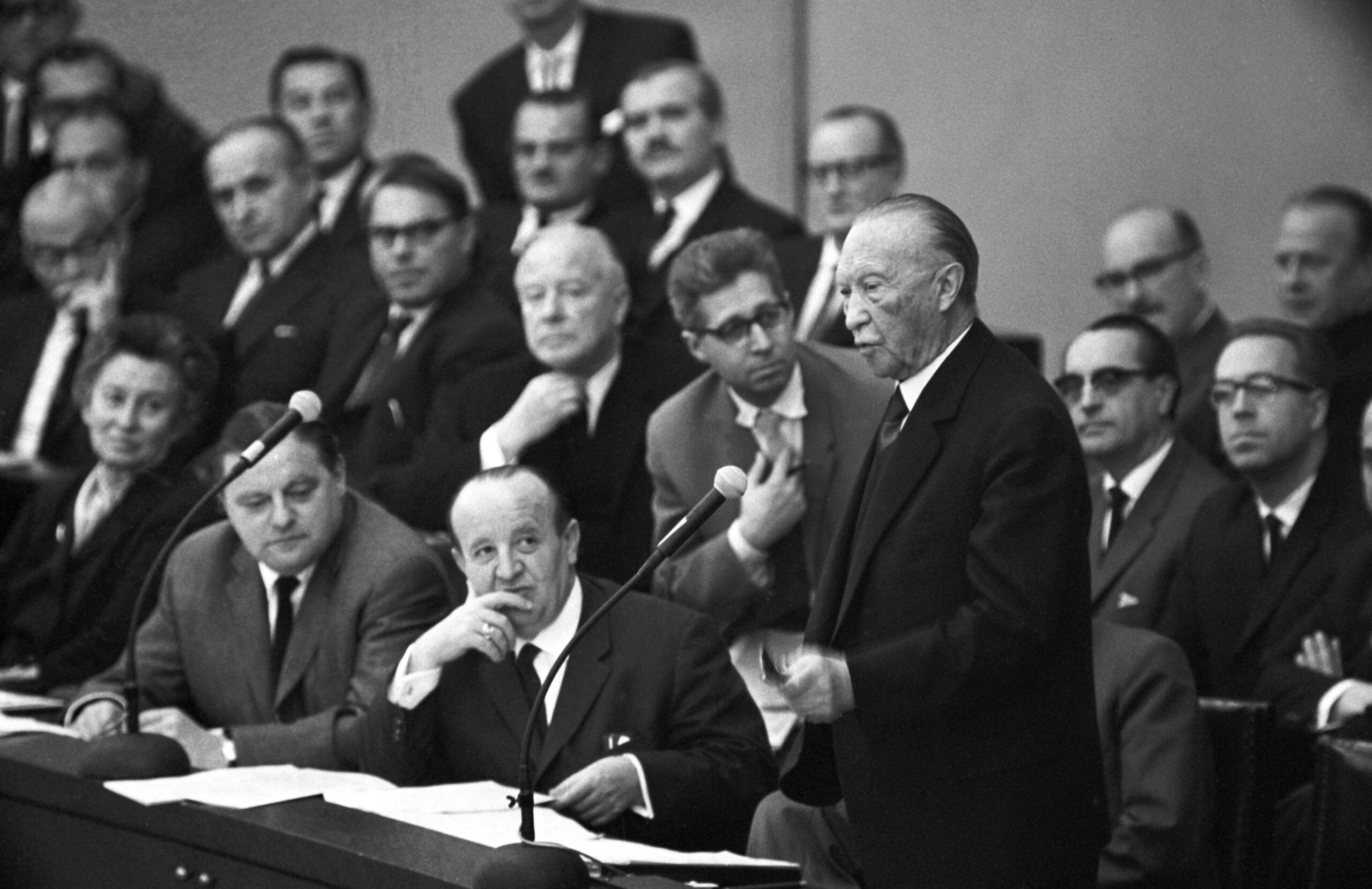 1962: Verteidigungsminister Franz Josef Strauß (CSU), Innenminister Hermann Höcherl (CSU) und Bundeskanzler Konrad Adenauer (CDU) während einer Bundestagsdebatte zur „Spiegel-Affäre“. (Archivbild)