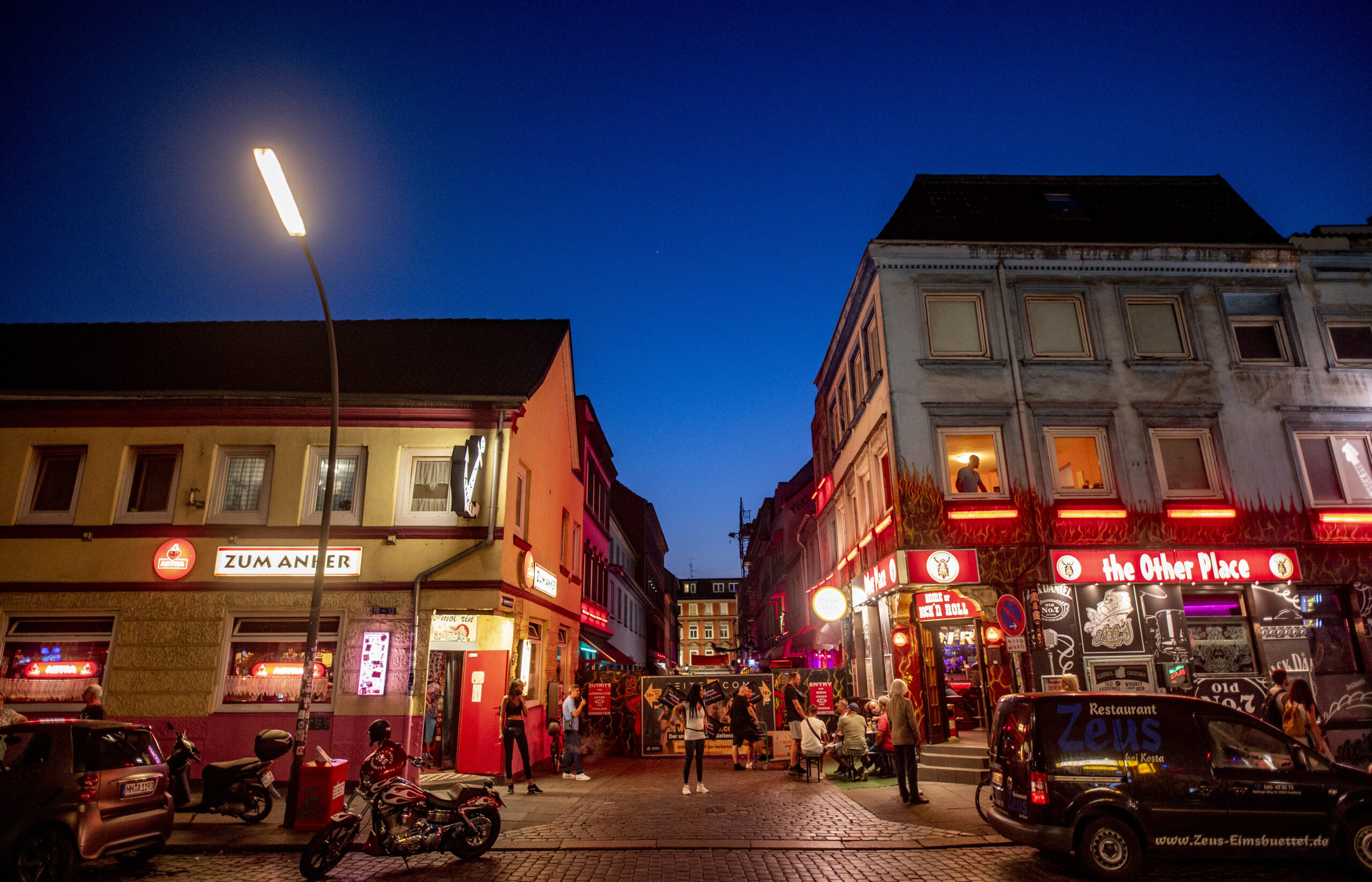 Tor vor der Herbertstraße bei Nacht