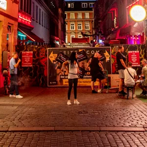 Tor vor der Herbertstraße bei Nacht