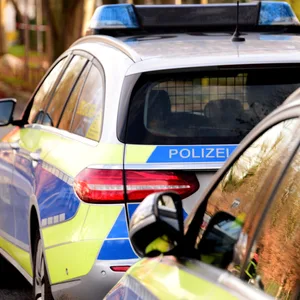 Streifenwagen der Polizei im Einsatz.