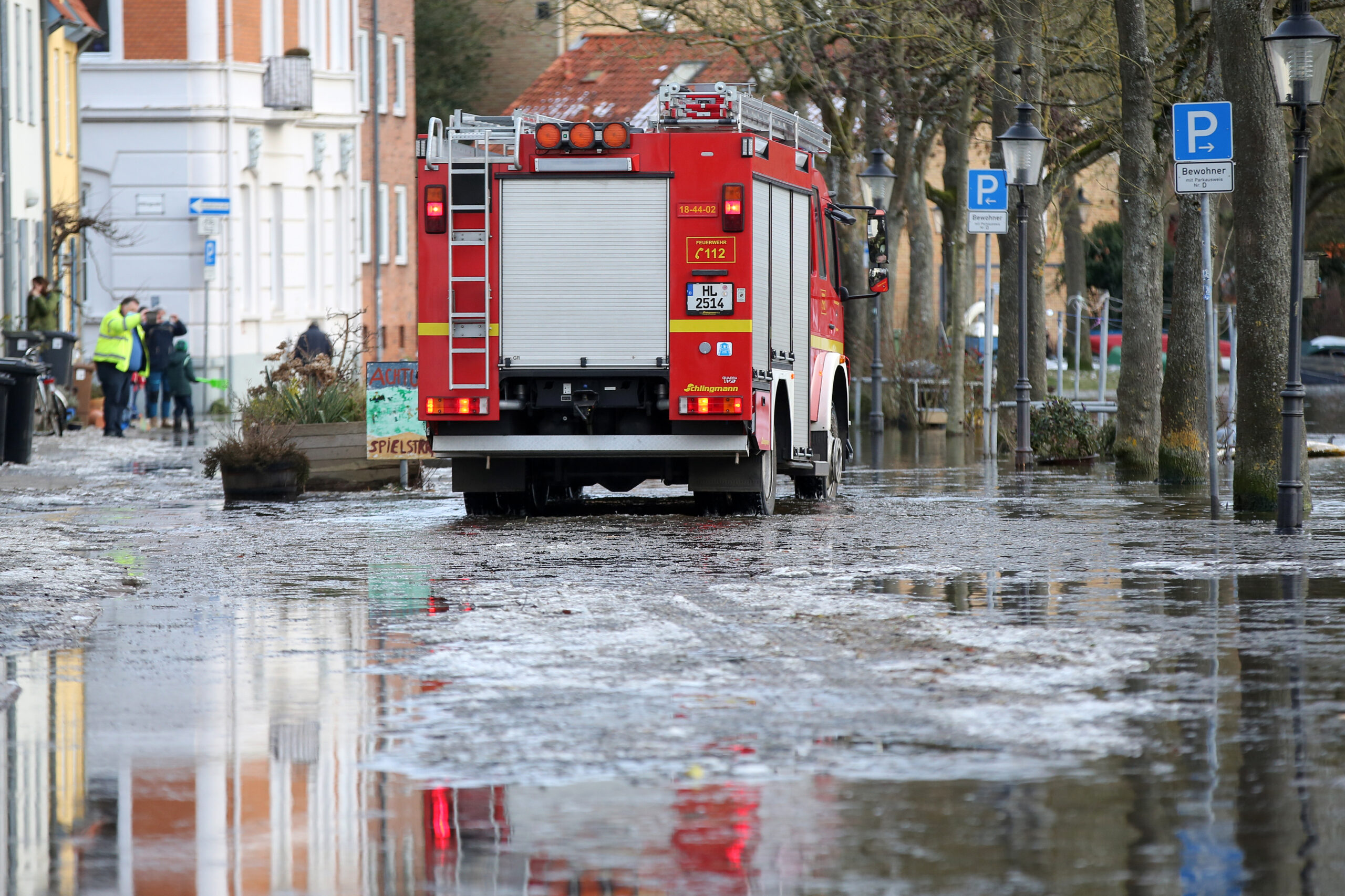 Immer wieder kommt es dazu, dass die Trave über die Ufer tritt. (Symbolfoto)