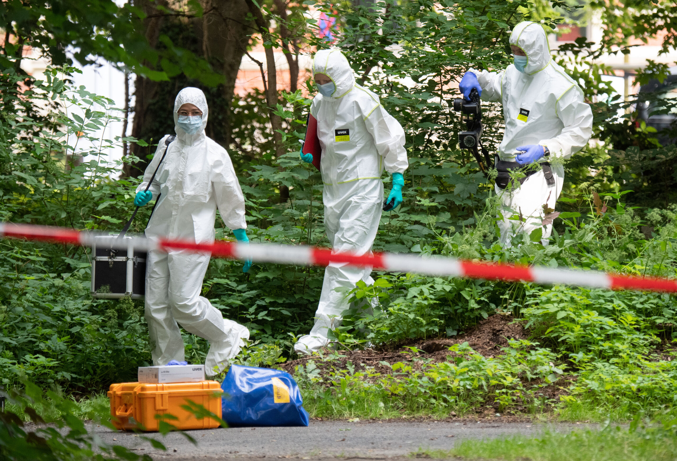 Mitarbeiter der Polizei Hannover bei der Spurensicherung im Stadtwald Eilenriede 2021.