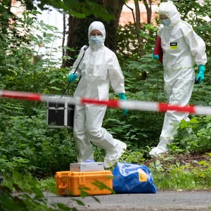 Mitarbeiter der Polizei Hannover bei der Spurensicherung im Stadtwald Eilenriede 2021.