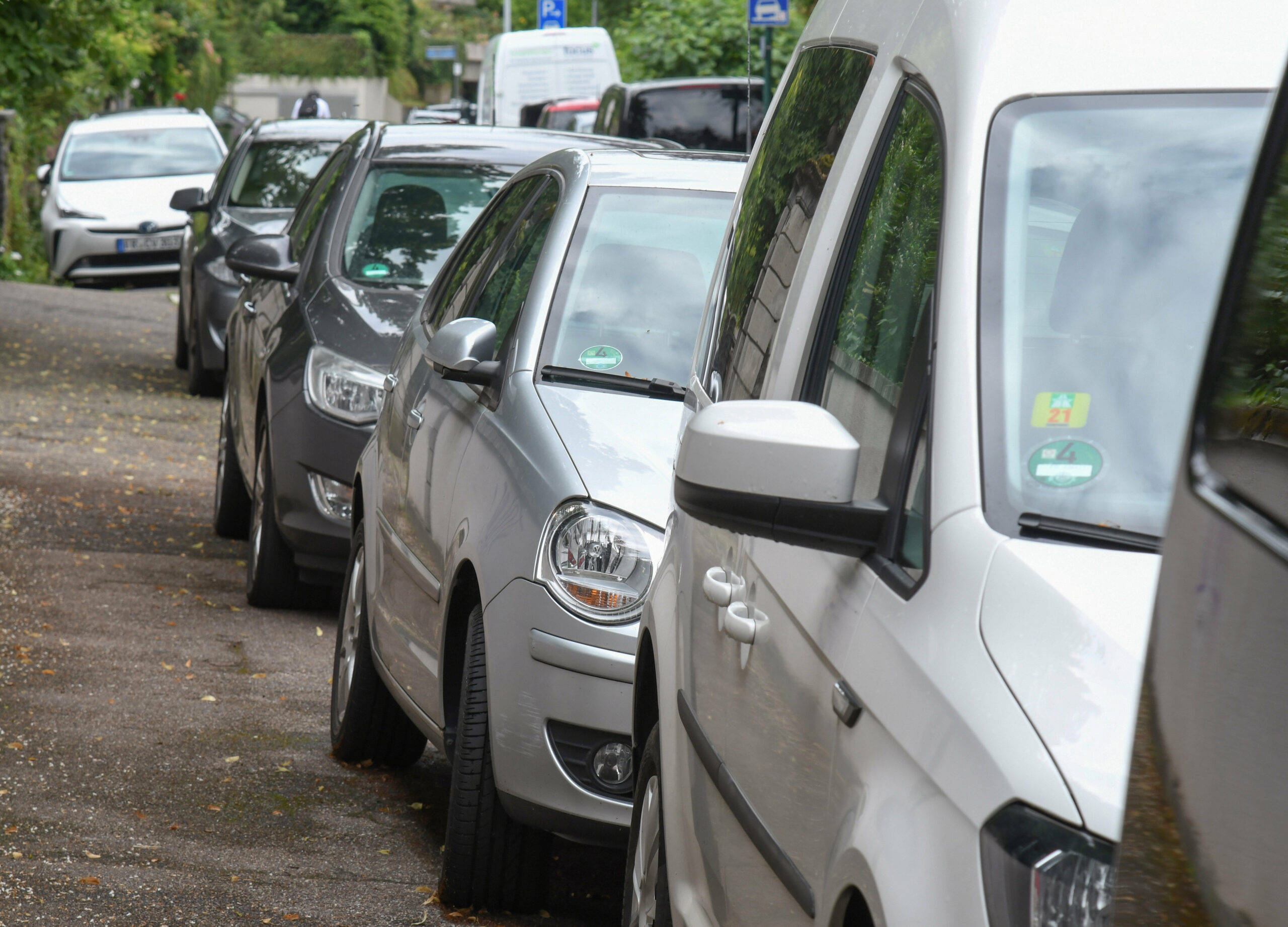 Autos, die halb auf dem Gehweg stehen