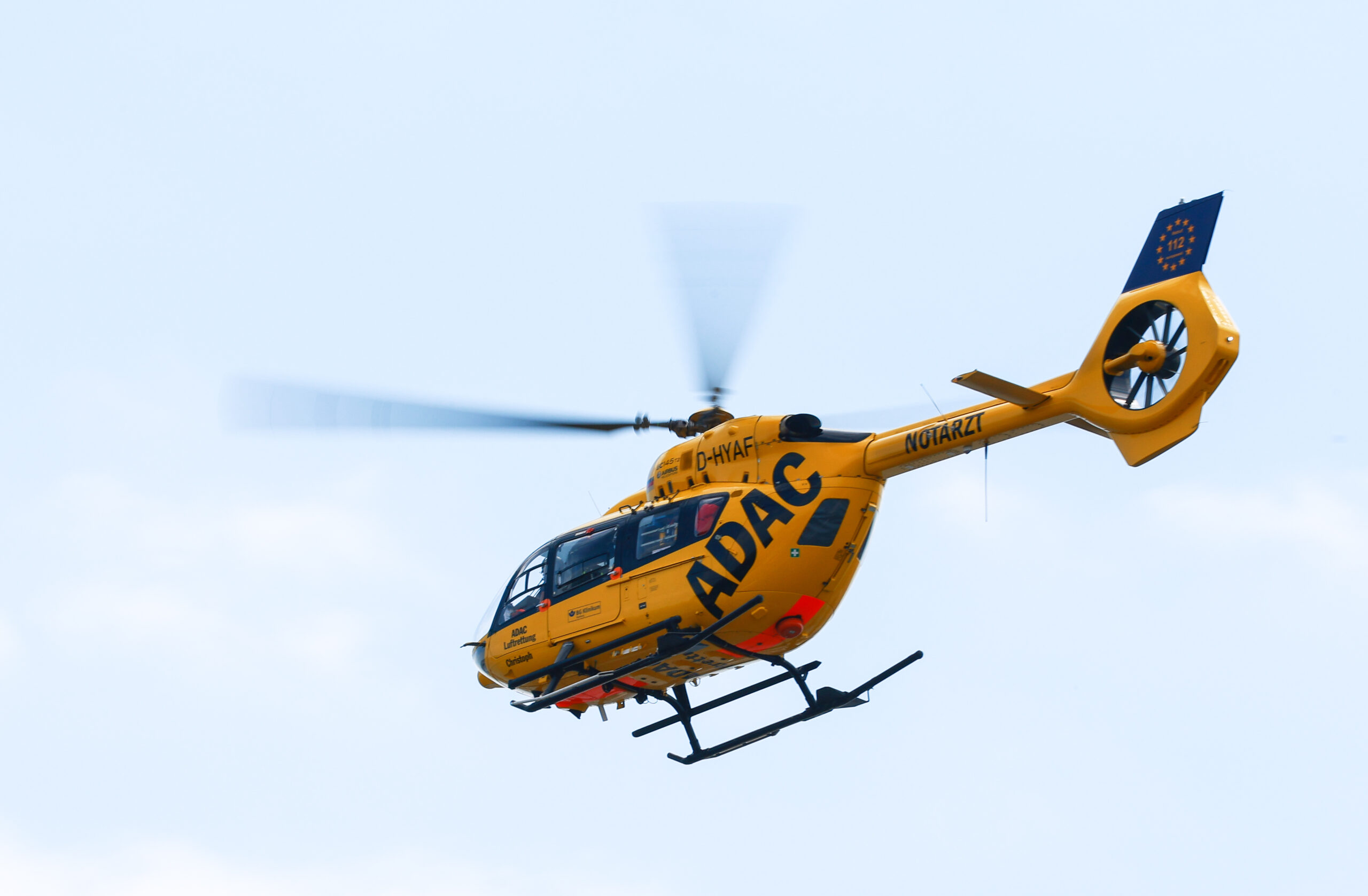 Ein ADAC Rettungshubschrauber im Einsatz.