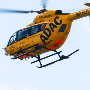 Ein ADAC Rettungshubschrauber im Einsatz.
