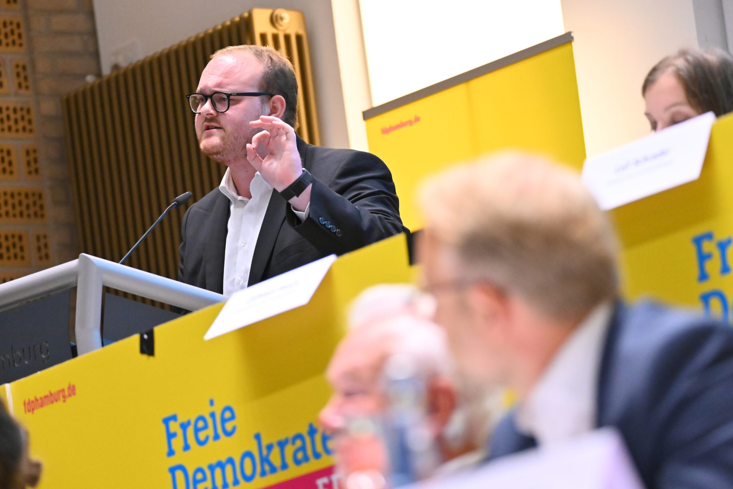 Carl Cevin Key Coste hält eine Rede der FDP