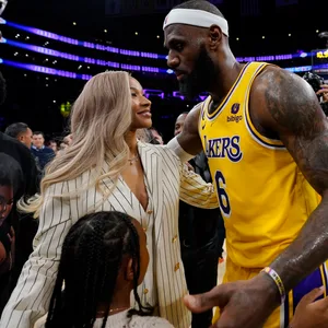 LeBron James mit seiner Frau Savannah und Tochter Zhuri