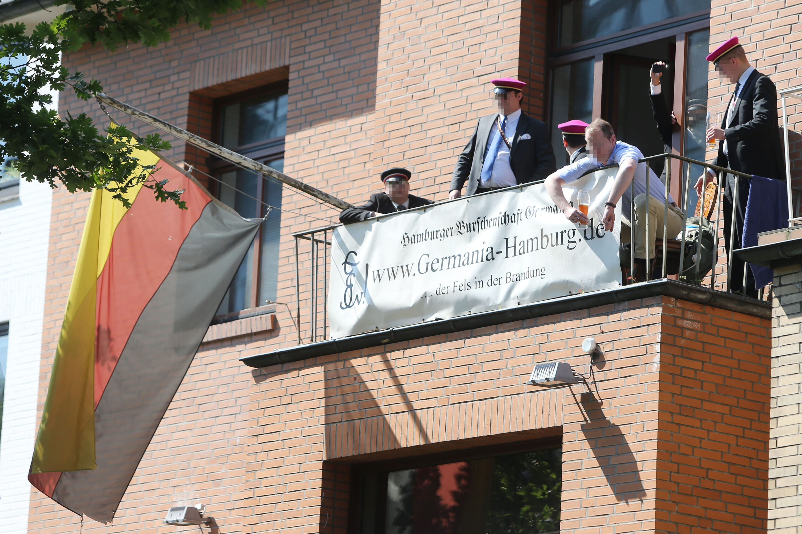 Archivbild aus dem Jahr 2013, aufgenommen in der Sierichstraße, wo sich damals das „Germanenhaus“ befand: Mitglieder der Burschenschaft Germania beobachten eine Demonstration, mit der das „Hamburger Bündnis gegen Rechts“ gegen das jährliche Treffen rechter Burschenschaften in Hamburg protestiert.