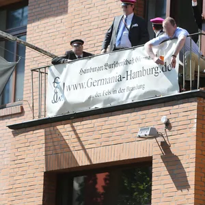 Archivbild aus dem Jahr 2013, aufgenommen in der Sierichstraße, wo sich damals das „Germanenhaus“ befand: Mitglieder der Burschenschaft Germania beobachten eine Demonstration, mit der das „Hamburger Bündnis gegen Rechts“ gegen das jährliche Treffen rechter Burschenschaften in Hamburg protestiert.
