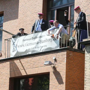 Archivbild aus dem Jahr 2013, aufgenommen in der Sierichstraße, wo sich damals das „Germanenhaus“ befand: Mitglieder der Burschenschaft Germania beobachten eine Demonstration, mit der das „Hamburger Bündnis gegen Rechts“ gegen das jährliche Treffen rechter Burschenschaften in Hamburg protestiert.